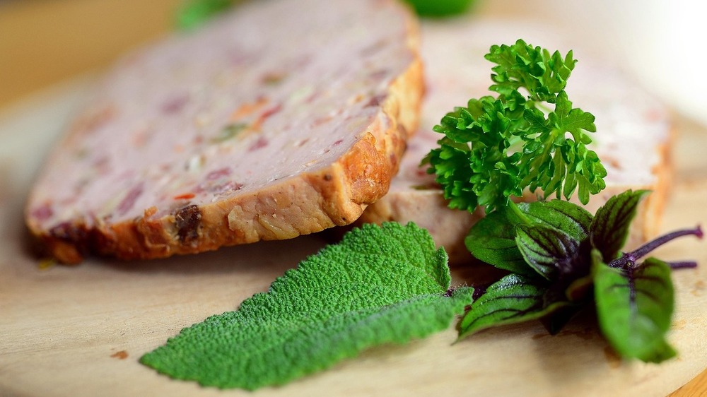 Nicht jedes Küchenkraut ist zum Verzehr geeignet – worauf Verbraucher*innen beim Kauf achten sollten. Foto: Congerdesign (Pixabay)