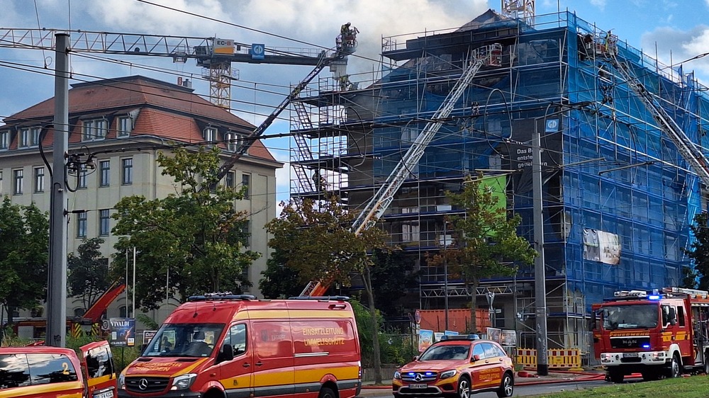 Feuerwehreinsatz Brand an den Fröbelhöfen in Dresden Löbtau. Leserfoto: Privat
