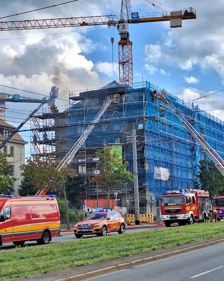 Der Brand ist soweit gelöscht, aktuell sucht die Feuerwehr noch nach verborgenen Glutnestern und führt Restlöscharbeiten durch.Łeserfoto: Privat
