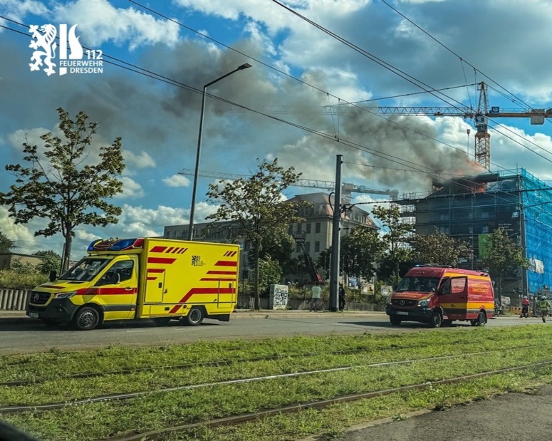 Dachstuhlbrand mit RTW und Einsatzleitwagen © Feuerwehr Dresden