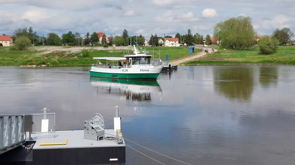 Die E -Fähre "Elbnixe" von der Fährstelle Strehla aus.  Foto: VGM / Ramona Raden