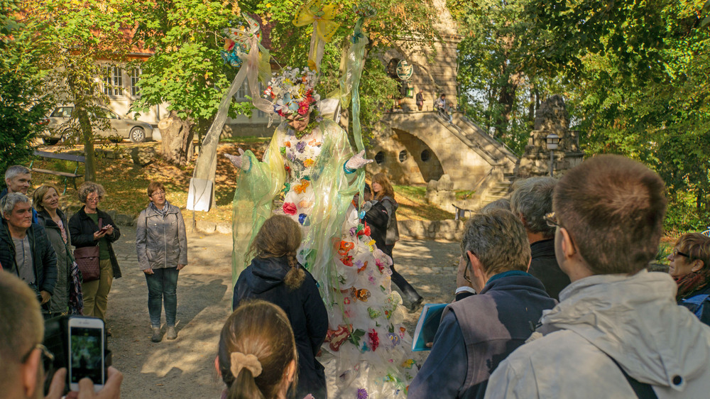 Beim Parkfest werden die Spiegelsberge zur grünen Bühne für ein großes Familienfest. Foto: DJD/Tourist Information Halberstadt/Stefan Herfurth