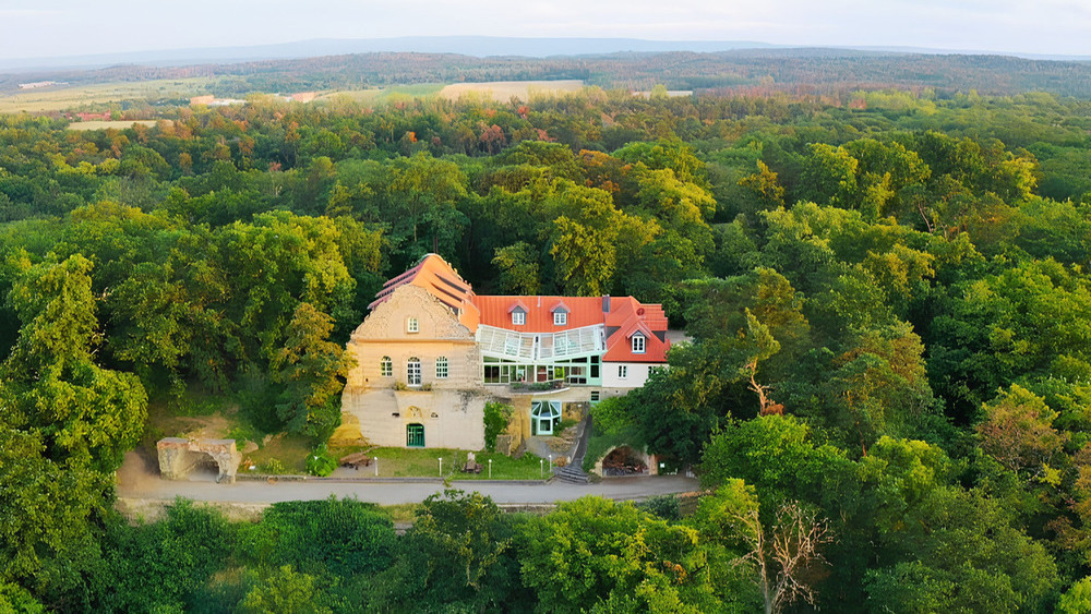 Das Jagdschloss Spiegelsberge wird nach behutsamer Restaurierung in diesem Sommer wiedereröffnet. Foto: DJD/Tourist Information Halberstadt/Darya Bondar