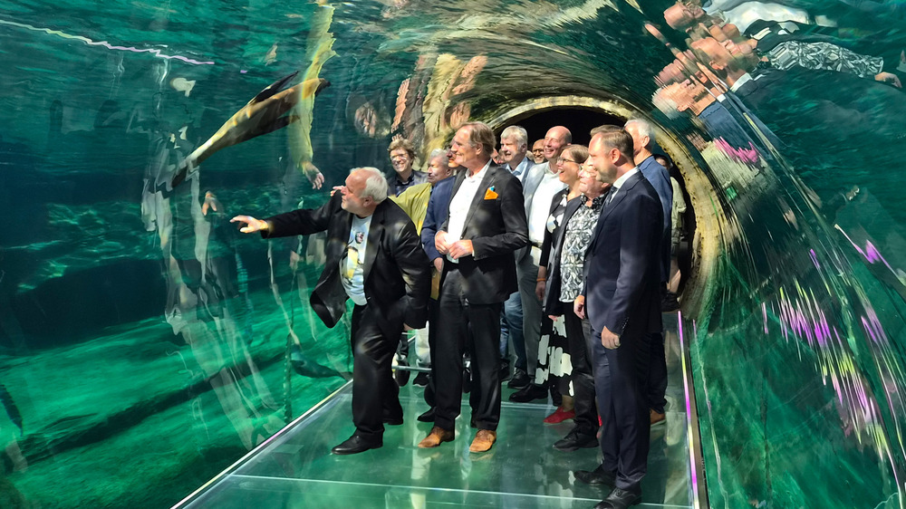 Zoodirektor Jörg Junhold und Leipzigs Oberbürgermeister Jung im 360 Grad Tunnel Foto:  Zoo Leipzig