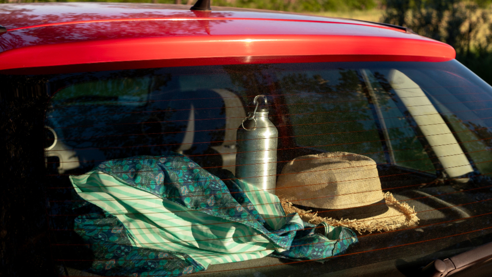 Auf Wiedersehen, Rumpelkammer: Auto nach der Urlaubsreise wieder fit machen. Foto: magnific (AI edited)