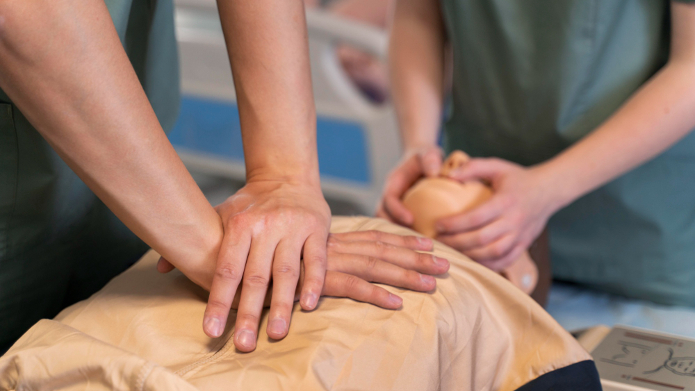 Prüfen. Rufen. Drücken. Drei einfache Schritte können im entscheidenden Moment Leben retten. Foto: Magnific