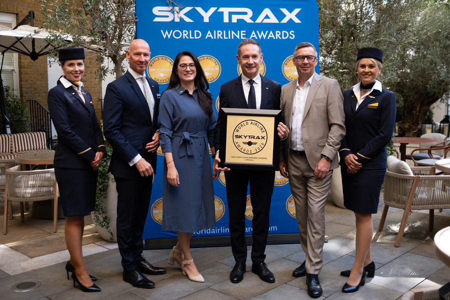 von links nach rechts: Olivier Krüger (Head of Guest Experience & Marketing Lufthansa Airlines), Yana Holzmann (Head of Customer Experience Design & Lounges Lufthansa Airlines), Jens Ritter (CEO Lufthansa Airlines), Olaf Mauthe (Head of Hospitality Catering Management Lufthansa Airlines). Foto: Lufthansa