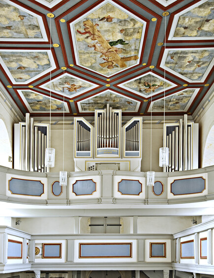 Jehmlich-Orgel und Kasettendecke mit Motiv der Auferstehung   Foto: Bernd Walther