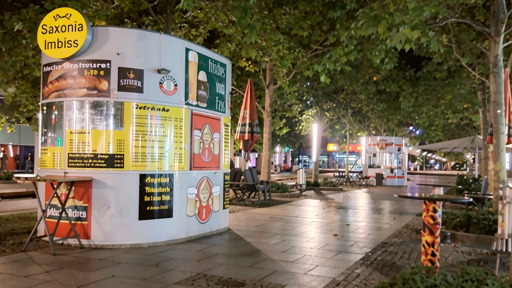 Schnell mal eine leckere Bratwurst oder Pizza dazu ein kühles Getränk oder Eis auf der Prager Straße, das wird es bald nicht mehr geben. Foto: MeiDresden.de