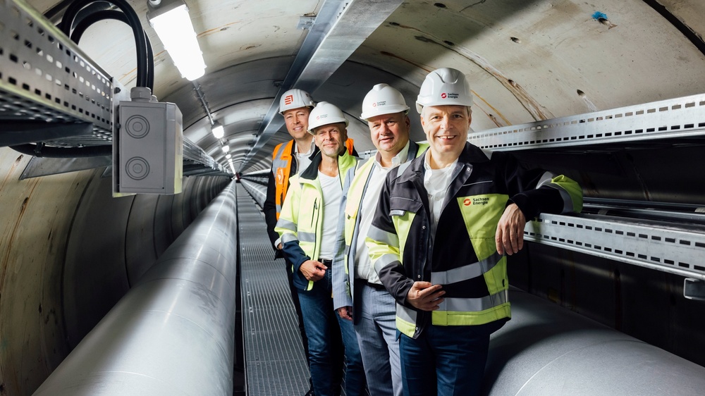 Freude bei allen Projektbeteiligten - der Mediendüker an der Nossener Brücke ist fertig: Vorstandsvorsitzender SachsenEnergie, Dr. Frank Brinkmann (vorn), Oberbürgermeister der Stadt Dresden Dirk Hilbert, DVB-Vorstand Lars Seiffert und Dirk Peuss, Geschäftsführer ARGE Eiffage Mediendüker Dresden (hinten).  ©Oliver Killig