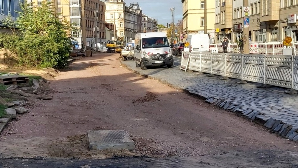 Fußwege und Seitenflächen wurden geöffnet, um an den Versorgungsleitungen (Strom, Telekommunikation, Trinkwasser, Gas und Abwasser) zu arbeiten. Foto: MeiDresden.de