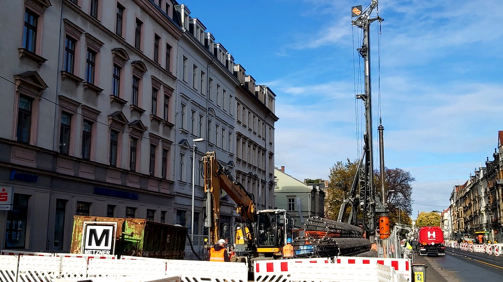 Am Montag, 26. Oktober 2026, begannen die Bohrungen für das neue Gleichrichterunterwerk (GUW) der Dresdner Verkehrsbetriebe (DVB) an der Königsbrücker Straße. Foto: MeiDresden.de