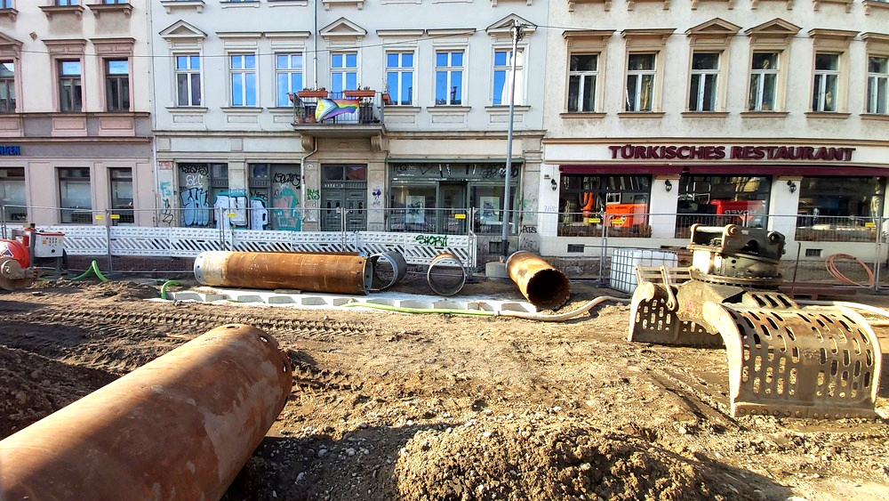 Am Montag, 26. Oktober 2026, begannen die Bohrungen für das neue Gleichrichterunterwerk (GUW) der Dresdner Verkehrsbetriebe (DVB) an der Königsbrücker Straße. Foto: MeiDresden.de
