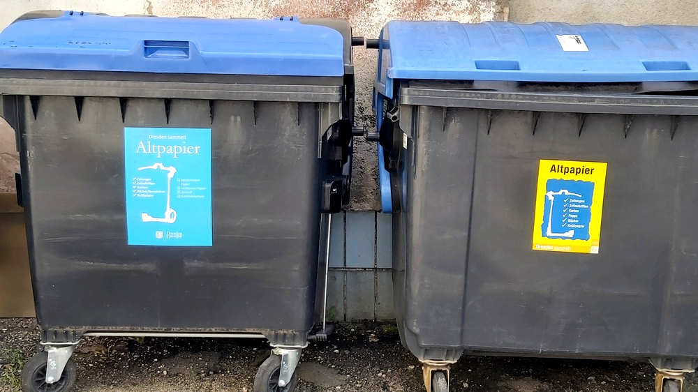 Blaue Tonne bleibt gebührenfrei – Nebenablagerungen werden kostenpflichtig. Foto: MeiDresden.de