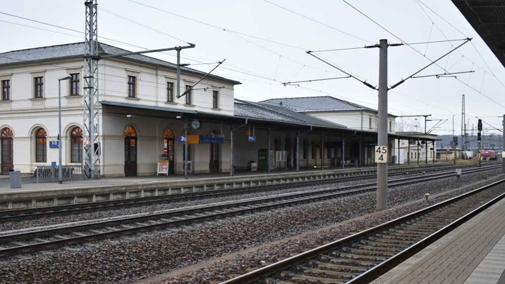 Neuer Bahnübergang am Bahnhof Pirna verkürzt Wege zwischen Zug und Bus ©MeiDresden.de