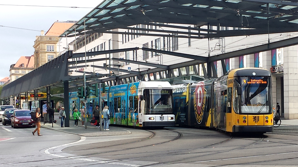 Linie 2 und 4 am Postplatz  Foto: © MeiDresden.de