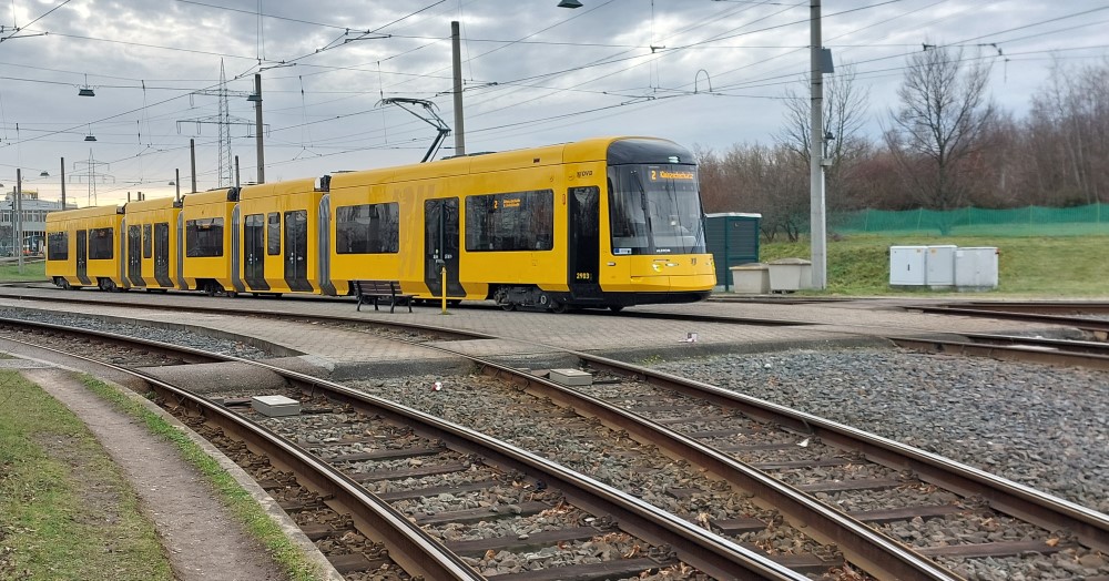 Stadtbahnwagen 2903 in Dresden-Gorbitz  Foto: © MeiDresden.de/Mike Schiller