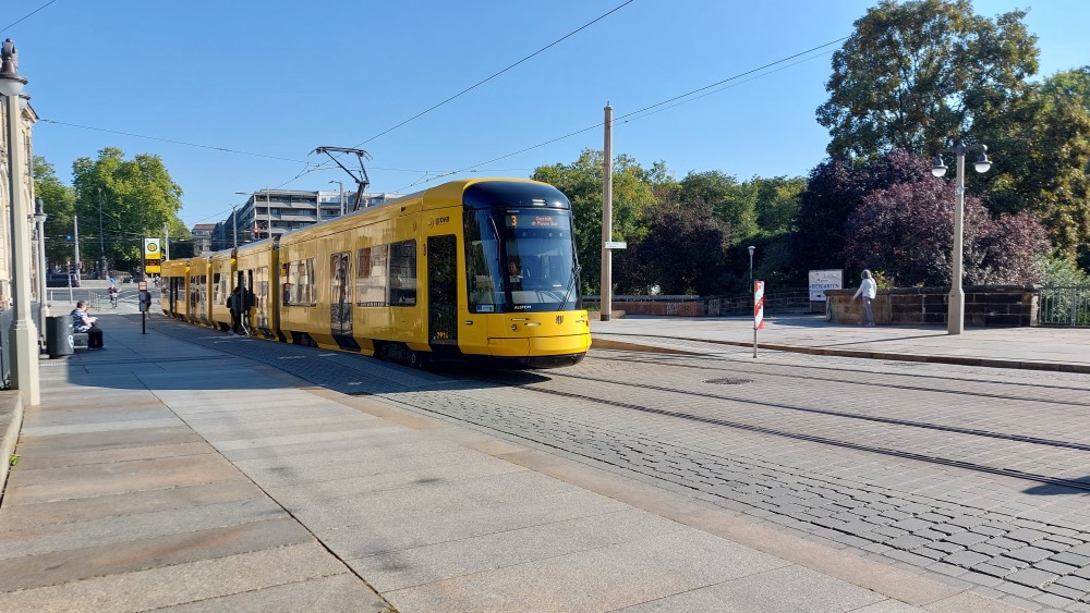 Umleitungen Straßenbahn und Busverkehr wegen Fund einer Fliegerbombe. Foto: MeiDresden.de